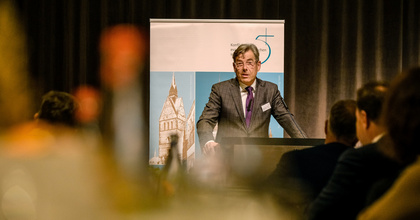 Prof. Dr. Hartmut Dorgerloh beim Vortrag "Was tun? Alte Kirchen als Baulast oder Ressource für die Zukunft? beim Parlamentarischen Abend der Konföderation evangelischer Kirchen in Niedersachsen am 7. Oktober 2025.