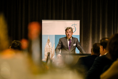 Prof. Dr. Hartmut Dorgerloh beim Vortrag "Was tun? Alte Kirchen als Baulast oder Ressource für die Zukunft? beim Parlamentarischen Abend der Konföderation evangelischer Kirchen in Niedersachsen am 7. Oktober 2025.