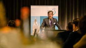 Prof. Dr. Hartmut Dorgerloh beim Vortrag "Was tun? Alte Kirchen als Baulast oder Ressource für die Zukunft? beim Parlamentarischen Abend der Konföderation evangelischer Kirchen in Niedersachsen am 7. Oktober 2025.