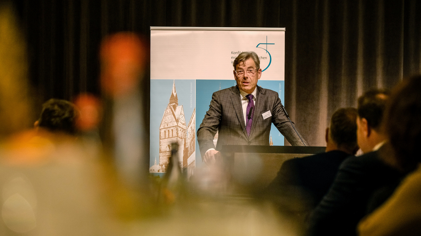 Parlamentarischer Abend 2025 Prof. Dr. Hartmut Dorgerloh beim Vortrag "Was tun? Alte Kirchen als Baulast oder Ressource für die Zukunft? beim Parlamentarischen Abend der Konföderation evangelischer Kirchen in Niedersachsen am 7. Oktober 2025.