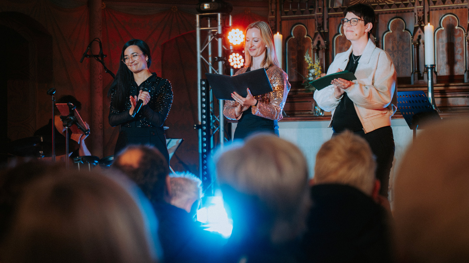 Zusammen mit Popkantorin Sarina Lal (links) haben die Pfarrerinnen Anna Cornelius (Mitte) und Jennifer Battram-Arenhövel (rechts) diese Gottesdienste entwickelt.