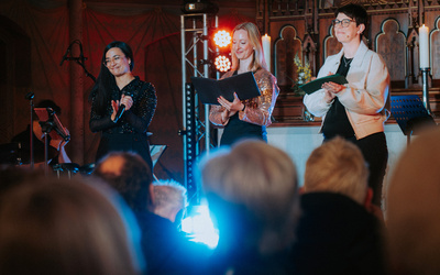 Zusammen mit Popkantorin Sarina Lal (links) haben die Pfarrerinnen Anna Cornelius (Mitte) und Jennifer Battram-Arenhövel (rechts) diese Gottesdienste entwickelt.
