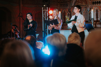 Zusammen mit Popkantorin Sarina Lal (links) haben die Pfarrerinnen Anna Cornelius (Mitte) und Jennifer Battram-Arenhövel (rechts) diese Gottesdienste entwickelt.