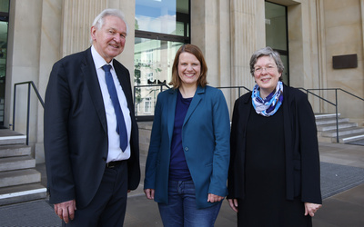 Pressetermin zum Christlichen Religionsunterricht (von links): Dr. Felix Bernard (Katholisches Büro Niedersachsen), Kultusministerin Julia Willie Hamburg und OLKRin Dr. Kerstin Gäfgen-Track (Konföderation evangelischer Kirchen in Niedersachsen).