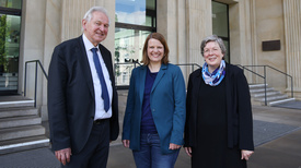 Pressetermin zum Christlichen Religionsunterricht (von links): Dr. Felix Bernard (Katholisches Büro Niedersachsen), Kultusministerin Julia Willie Hamburg und OLKRin Dr. Kerstin Gäfgen-Track (Konföderation evangelischer Kirchen in Niedersachsen).