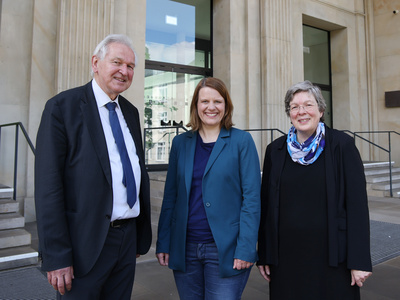 Pressetermin zum Christlichen Religionsunterricht (von links): Dr. Felix Bernard (Katholisches Büro Niedersachsen), Kultusministerin Julia Willie Hamburg und OLKRin Dr. Kerstin Gäfgen-Track (Konföderation evangelischer Kirchen in Niedersachsen).