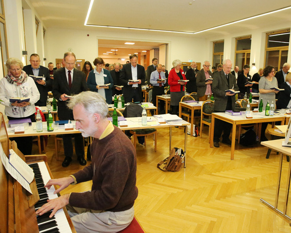 Die Synode singt zum Abschluß des ersten Verhandlungstages