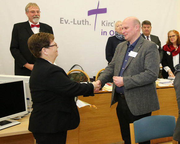 Synodenpräsidentin Sabine Blütchen verpflichtete Pfarrer Bernhard Busemann als Ersatzsynodalen für den Kirchenkreis Friesland-Wilhelmshaven.