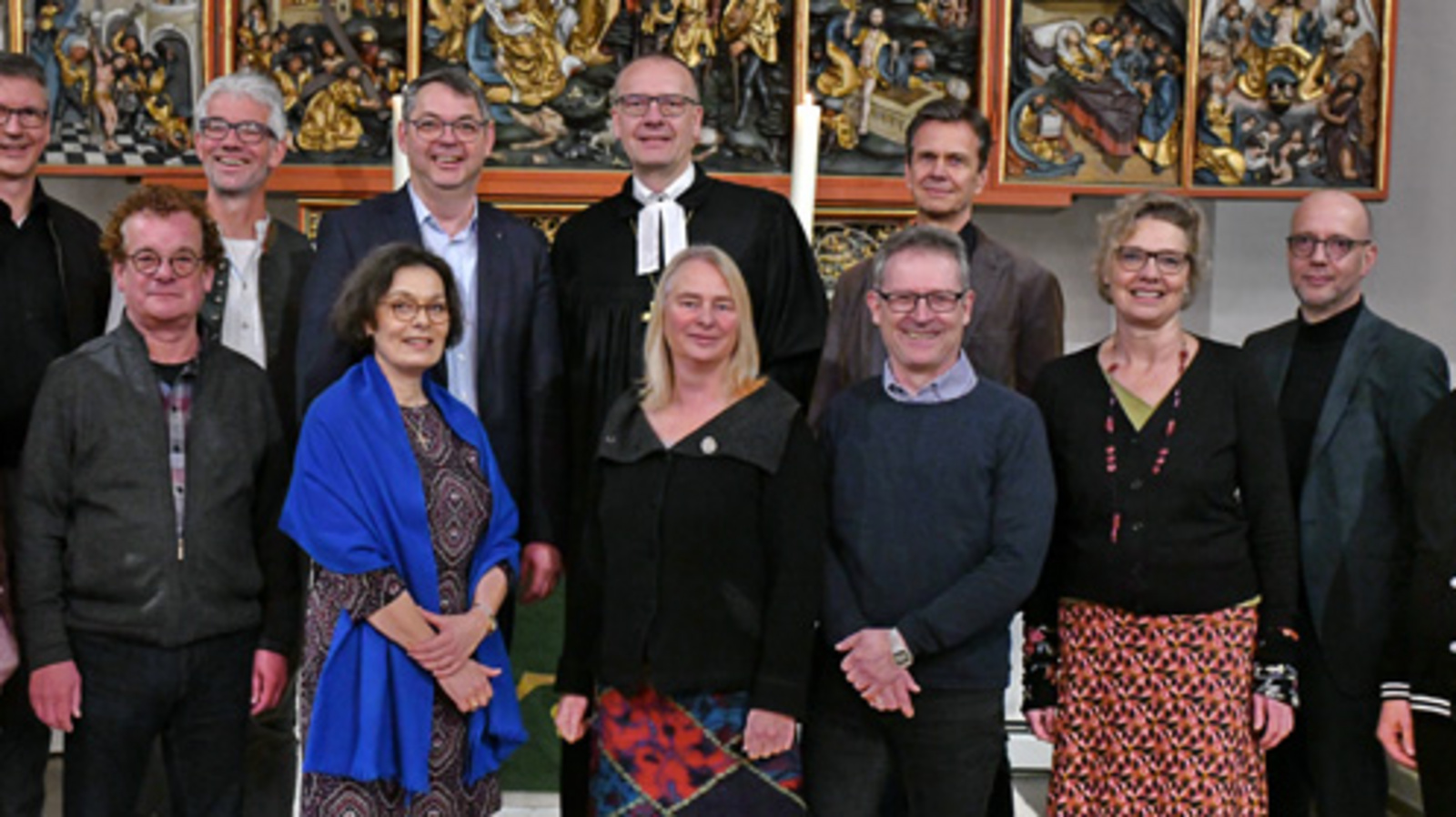 Bischof Thomas Adomeit (Mitte, 2. Reihe) gratulierte zum Ordinationsjubiläum. Foto: ELKiO/D.-M. Grötzsch