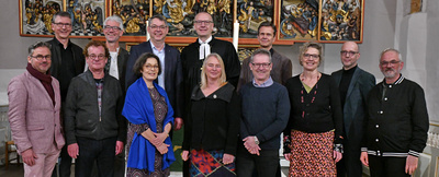 Bischof Thomas Adomeit (Mitte, 2. Reihe) gratulierte zum Ordinationsjubiläum. Foto: ELKiO/D.-M. Grötzsch