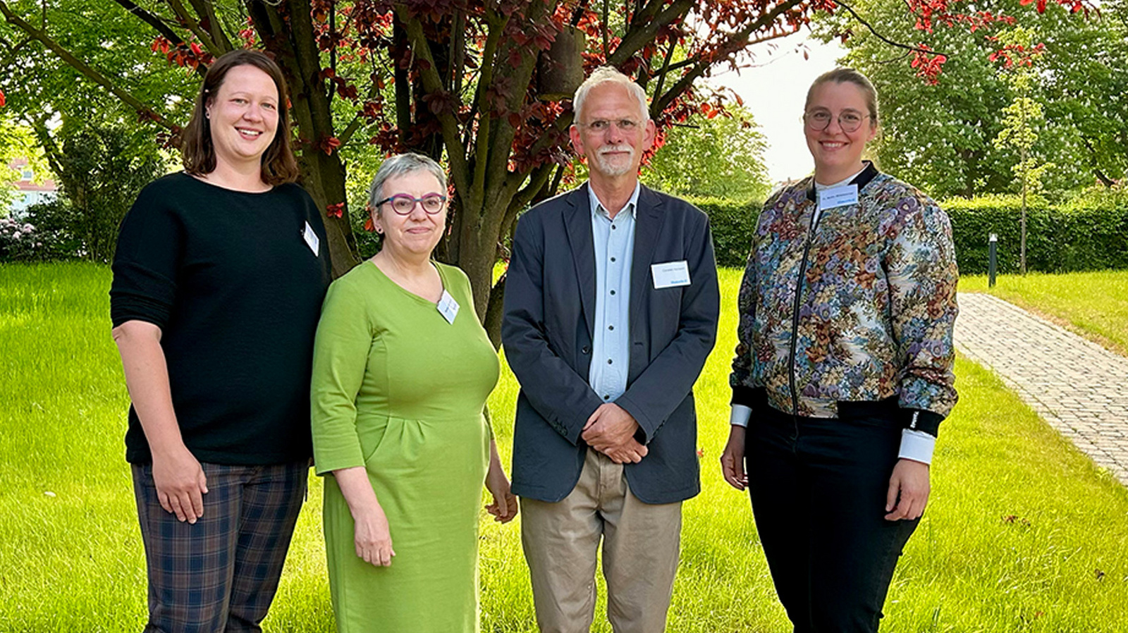 Das neue Präsidium der Diakonischen Konferenz: (von links nach rechts): Hannah Testa (stellvertretende Vorsitzende), Pfarrerin Barbara Bockentin (Schriftführung), Carsten Homann (Vorsitzender) und Dr. Maike Mittelsteiner (Schriftführung). Nicht abgebildet: Susanne Bock (stellvertretende Vorsitzende).