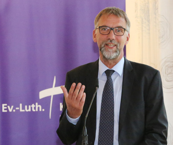 Bischof Jan Janssen brachte den Werkstattbericht des Oberkirchenrates zur Prioritätensetzung in der Ev.-Luth. Kirche in Oldenburg zur Beratung in die Synode ein.