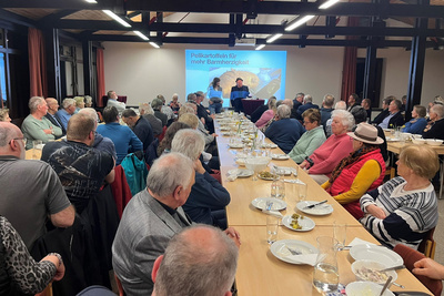 Unter dem Motto „Pellkartoffeln für mehr Barmherzigkeit“ kamen zahlreiche Gäste zusammen, um Spenden für ein Oster-Festessen für wohnungslose Menschen in Wilhelmshaven zu sammeln.