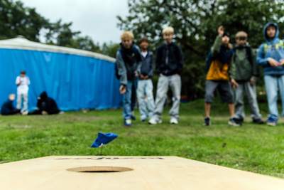 Zu sehen sind Angebote auf dem Konfi-Event wie Artistik, Bungee-Run, Bogenschießen, Bullriding, Kisten-Klettern, Menschen-Kicker, Fotobox, Action-Painting, Workshops, Snack-Bar und vieles mehr.