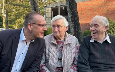 Im Gespräch: Bischof Thomas Adomeit (l.) mit Heino Mönnich (r.) und seiner Ehefrau Lisa Mönnich.