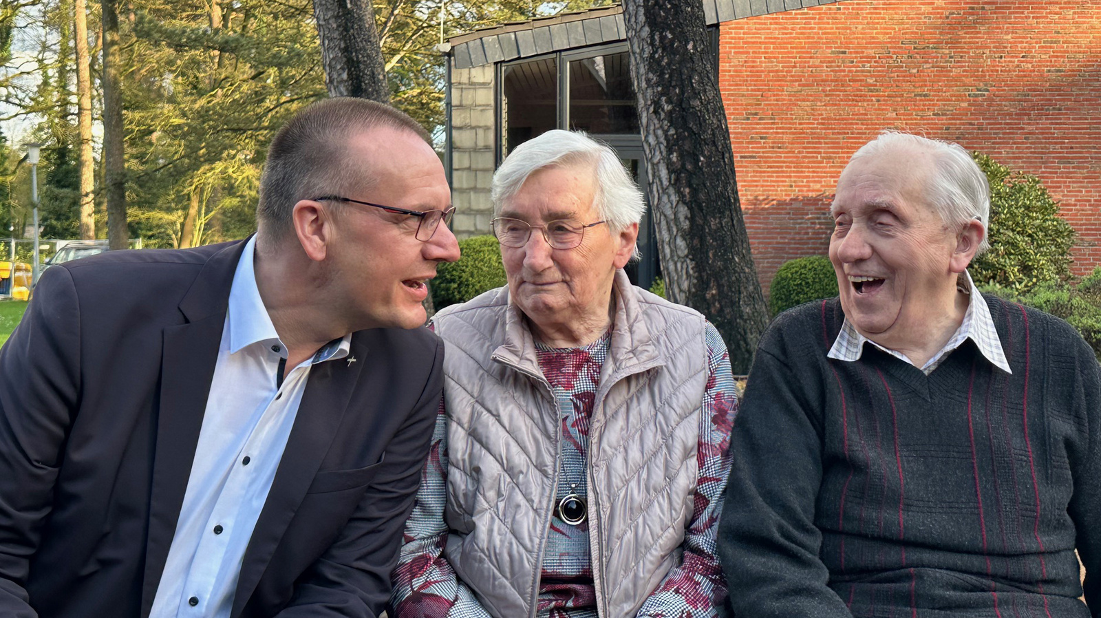 Im Gespräch: Bischof Thomas Adomeit (l.) mit Heino Mönnich (r.) und seiner Ehefrau Lisa Mönnich.