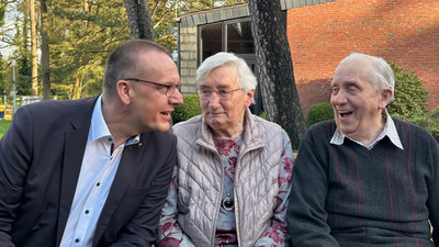 Im Gespräch: Bischof Thomas Adomeit (l.) mit Heino Mönnich (r.) und seiner Ehefrau Lisa Mönnich.