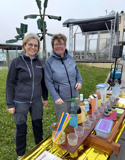 Zu sehen sind Kantorin Mareen Osterloh (links) und Pfarrerin Susanne Stephan (rechts). Sie mixen am Getränketisch den Segenscocktail.