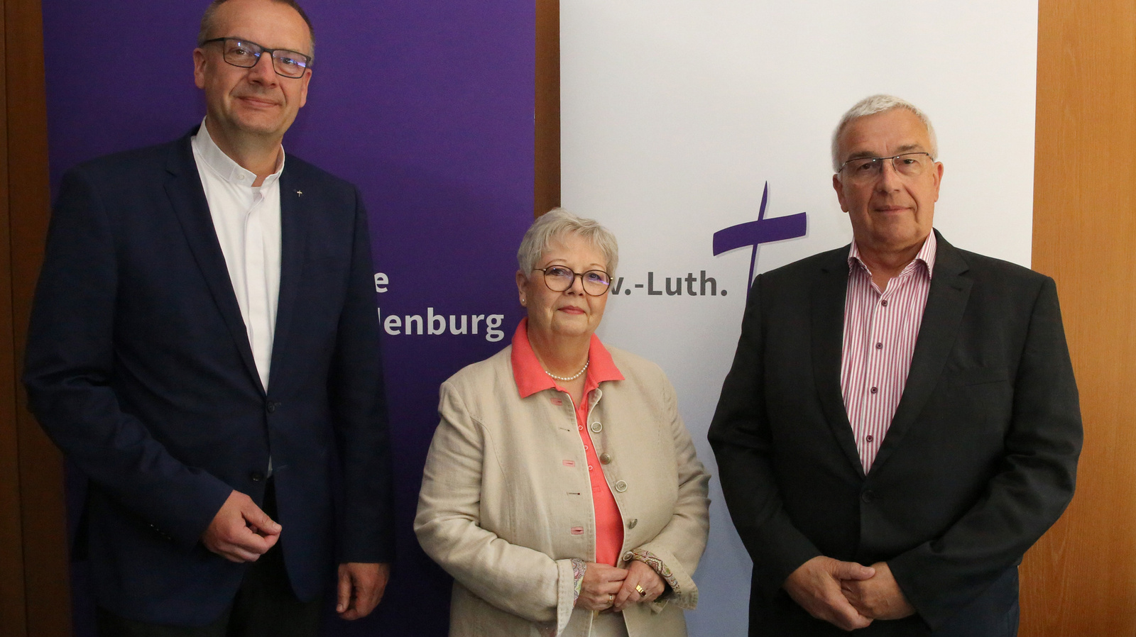 (v.l.) Bischof Thomas Adomeit, Synodenpräsidentin Sabine Blütchen und der Synodale Klaus Flaake stellten die Themen der Synodentagung vor.