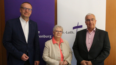 (v.l.) Bischof Thomas Adomeit, Synodenpräsidentin Sabine Blütchen und der Synodale Klaus Flaake stellten die Themen der Synodentagung vor.
