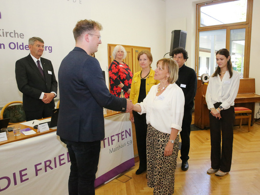 Auf dem Bild sind die Personen zu sehen, die vom Synodenpräsident Chris Schellstede verpflichtet werden.
