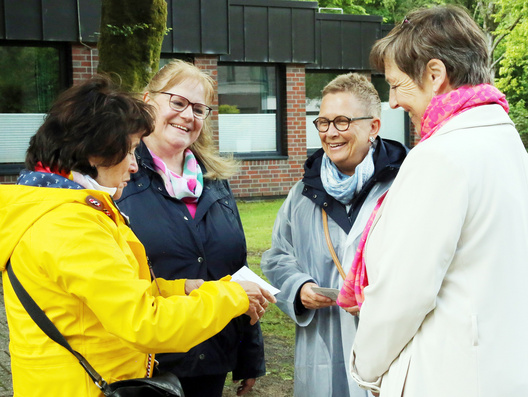 Das Foto zeigt einzelne Gesprächsgruppen zum Jahresthema