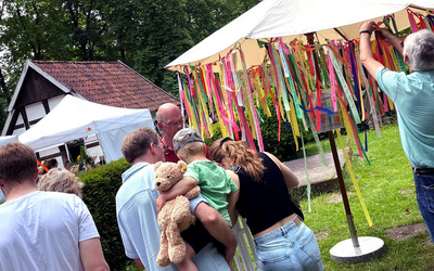 Besucherinnen und Besucher waren eingeladen, ihre Gedanken zur Frage „Was macht dir Hoffnung?“ auf ein Band zu schreiben und am Schirm zu befestigen.