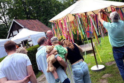 Besucherinnen und Besucher waren eingeladen, ihre Gedanken zur Frage „Was macht dir Hoffnung?“ auf ein Band zu schreiben und am Schirm zu befestigen.