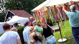Besucherinnen und Besucher waren eingeladen, ihre Gedanken zur Frage „Was macht dir Hoffnung?“ auf ein Band zu schreiben und am Schirm zu befestigen.