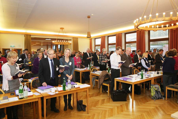 Andacht im Plenum. Alle Fotos: ELKiO/Dirk-Michael Grötzsch