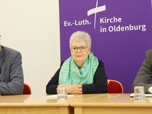 Das Bild zeigt Synodenpräsidentin Sabine Blütchen auf der Abschluss-Pressekonferenz der 11. Tagung der 49. Synode .
