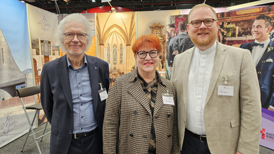 Das Hochzeitsmessen-Team am Samstagmorgen (von links): Pastor Michael Kalisch (i. R.) von der evangelischen Kirchengemeinde Ganderkesee, Sabine Schlösser, Referentin für Öffentlichkeitsarbeit der Ev.-Luth. Kirche in Oldenburg, und Pfarrer Michael Bohne von der oldenburgischen Kirchengemeinde St. Marien.  