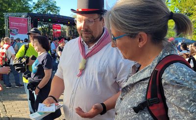 Karsten Boll aus Lastrup (Mitte) informiert auf dem Evangelischen Kirchentag in Hannover über Kilmerstuten.