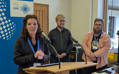 Junges GAW und Jugenddelegierte: (von links nach rechts) Anne Horn (Württemberg), Vorstandsmitglied des GAW und Vorsitzende des Jungen GAW, Jan Buss (Oldenburg), Jugenddelegierter, und Tobias Schlieker (Osnabrück), Vorsitzender des Jungen GAW stellten die Pläne der Arbeitsgemeinschaft vor und baten um die Aufnahme in das Gesamtwerk.