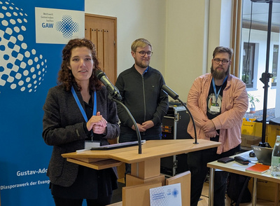 Junges GAW und Jugenddelegierte: (von links nach rechts) Anne Horn (Württemberg), Vorstandsmitglied des GAW und Vorsitzende des Jungen GAW, Jan Buss (Oldenburg), Jugenddelegierter, und Tobias Schlieker (Osnabrück), Vorsitzender des Jungen GAW stellten die Pläne der Arbeitsgemeinschaft vor und baten um die Aufnahme in das Gesamtwerk.