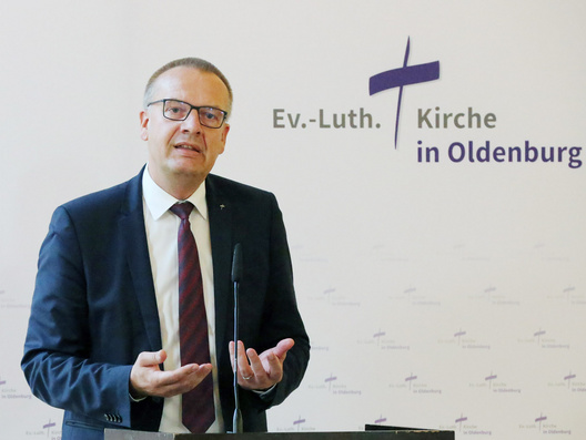 Bischof Thomas Adomeit steht am Rednerpult und spricht.