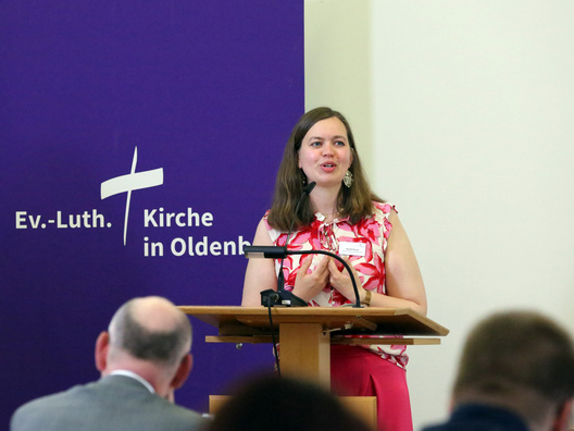 Am Rednerpult steht die Synodale Sarah Kruse.
