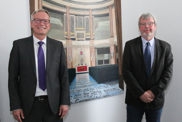 Der neu gewählte juristische Oberkirchenrat Frank Lütjelüschen (li.) in seinem zukünftigen Büro im Ev.-luth. Oberkirchenrat in Oldenburg mit Hartmut Pape (re.), derzeit Vakanzvertreter in der Leitung des Dezernats II „Recht und Betriebswirtschaft“.