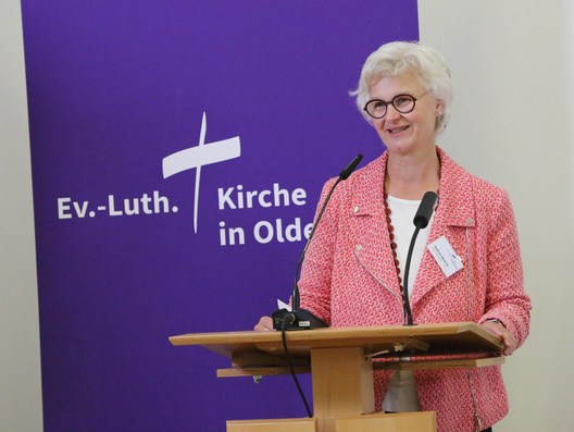 Das Foto zeigt Oberkirchenrätin Gudrun Mawick am Rednerpult.