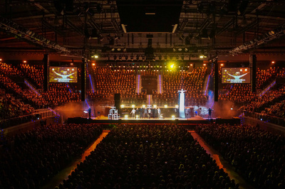 Zu sehen ist der große Chor mit 1.000 Sängerinnen und Sängern beim Weihnachtsmusical Bethlehem im Dezember 2025 in Stuttgart.