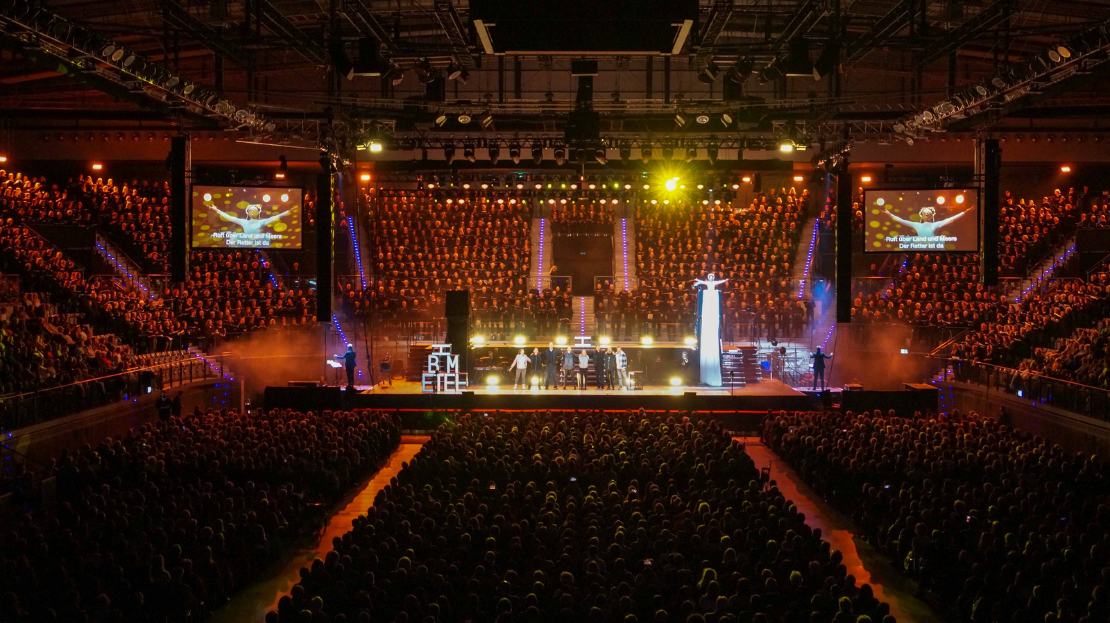 Zu sehen ist der große Chor mit 1.000 Sängerinnen und Sängern beim Weihnachtsmusical Bethlehem im Dezember 2025 in Stuttgart.