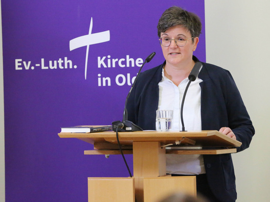 Das Foto zeigt Nancy Janz, Sprecherin der Betroffenenvertretung im Beteiligungsforum Sexualisierte Gewalt, bei ihrem Bericht über ihre ganz persönlichen Missbrauchserfahrungen.