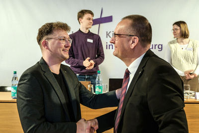 Bischof Thomas Adomeit (rechts) gratuliert Chris Schellstede zur Wahl zum neuen Präsidenten der oldenburgischen Synode.
