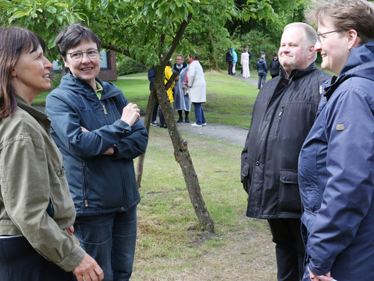 Das Foto zeigt einzelne Gesprächsgruppen zum Jahresthema