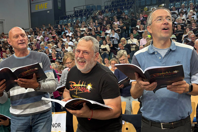 Zu sehen sind Sängerinnen und Sänger beim Probenauftakt für das Chormusical „Bethlehem“ am 20. September in der kleinen EWE Arena in Oldenburg.