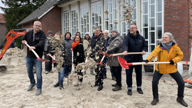 Am Freitag, 13. Dezember, gab es den symbolisch ersten Spatenstich für das neue kirchliche Gemeindezentrum an der Oldenburger Straße in Heidmühle. Unter anderem griffen Dirk von Thülen (Bauausschuss von links), Tobias Matschke und Marika Rütters (beide Büro Kapels) sowie Pastorin Katrin Jansen (von rechts) und Kreispfarrer Christian Scheuer zum Spaten.