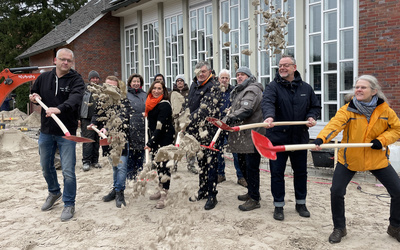 Am Freitag, 13. Dezember, gab es den symbolisch ersten Spatenstich für das neue kirchliche Gemeindezentrum an der Oldenburger Straße in Heidmühle. Unter anderem griffen Dirk von Thülen (Bauausschuss von links), Tobias Matschke und Marika Rütters (beide Büro Kapels) sowie Pastorin Katrin Jansen (von rechts) und Kreispfarrer Christian Scheuer zum Spaten.