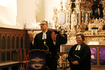 Gott komme nicht von oben herab, sondern mitten hinein in die gefährdete Welt, so Bischof Thomas Adomeit in seiner Begrüßung.