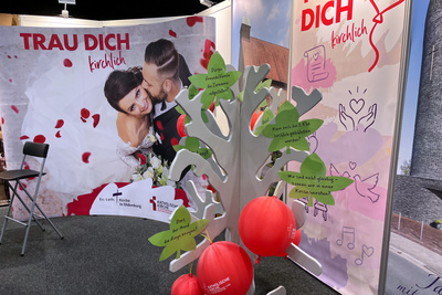 Zu sehen sind Luftballons, die am Messestand nicht fehlen dürfen.
