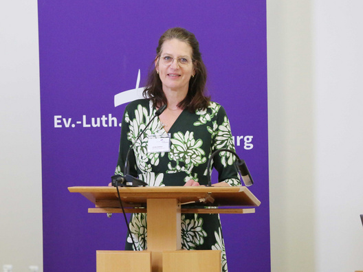Pastorin Ulrike Oetken, Ausbildungsreferentin Leiterin der Koordinationsstelle Personalentwicklung in der Bremischen Evangelischen Kirche, berichtete vom Besuch einer Delegation der Bremischen Kirche im Oberkirchenrat in Oldenburg im April dieses Jahres.